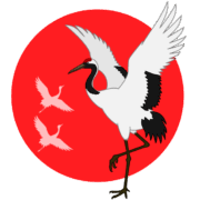 縁起の良い鶴が、上る太陽を背景に羽根を広げているイラスト